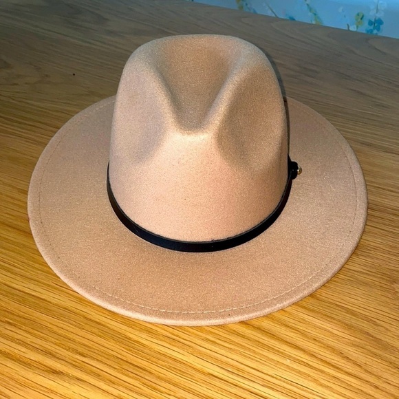 Unknown Accessories - Camel Flat Brim Hat​​​​​​​​​​​